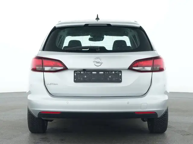 Opel Astra view 4