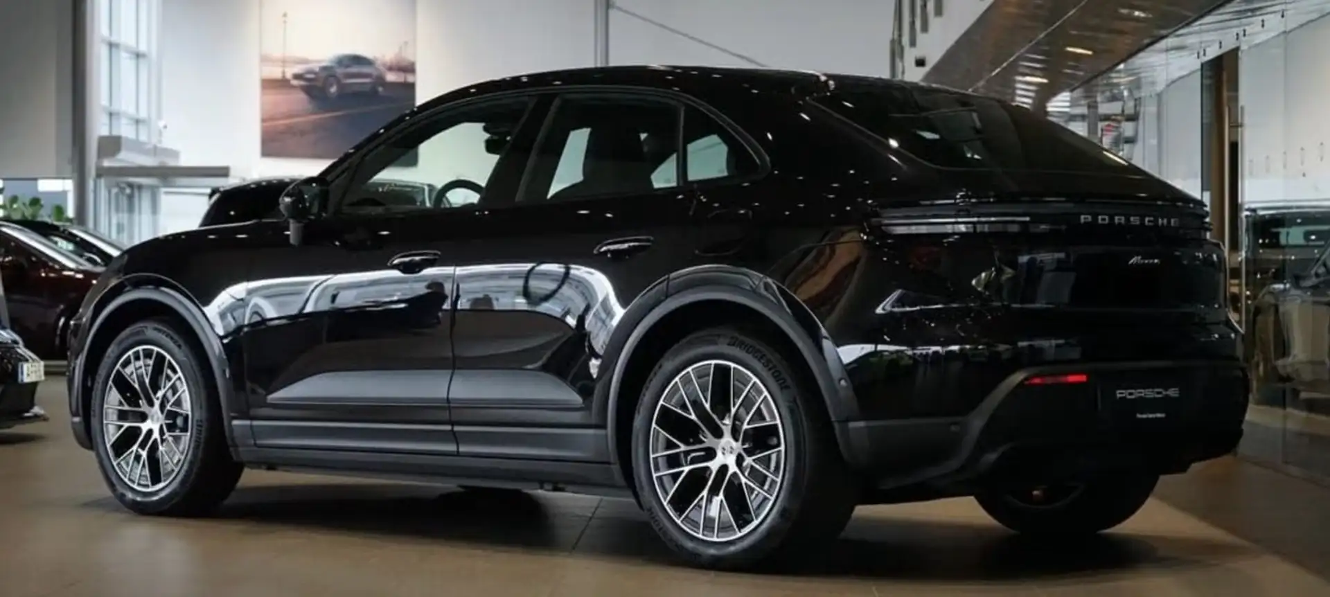 Porsche Macan Electric *PANO/BOSE* Schwarz - 2