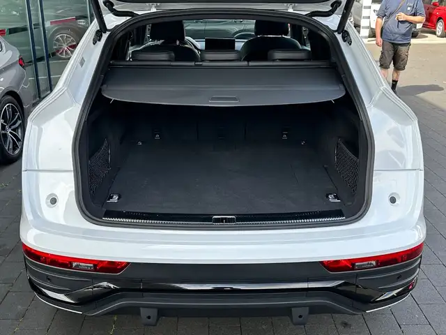 Audi Q5 view 8