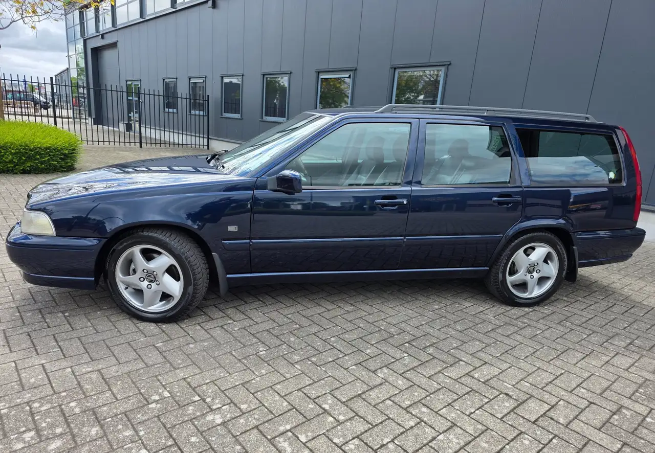 Volvo V70 2.5 T Comfort Luxury, netto € 5.780 4ever bijtel v, foto 3