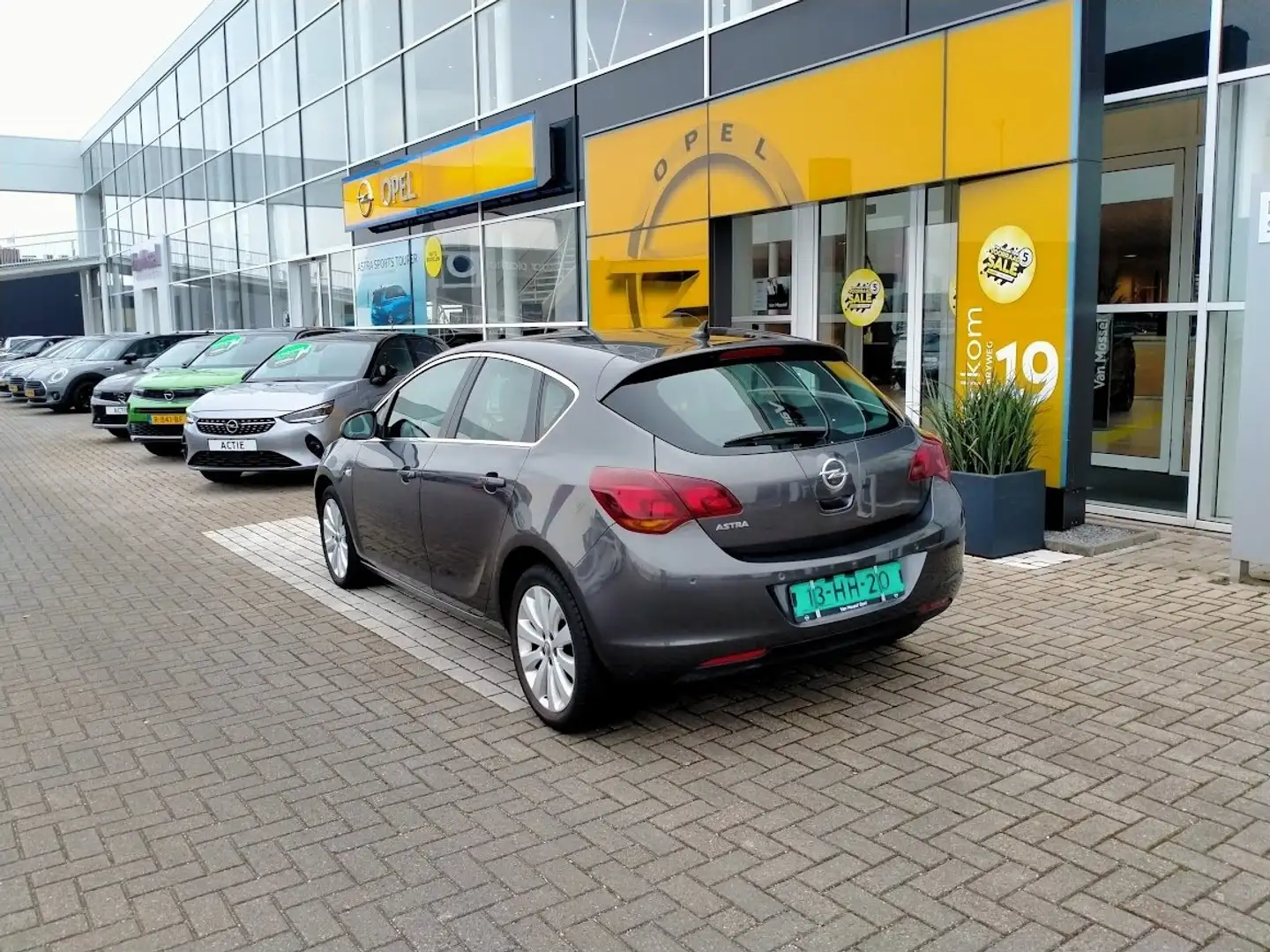 Opel Astra 1.6 Cosmo Grijs - 1