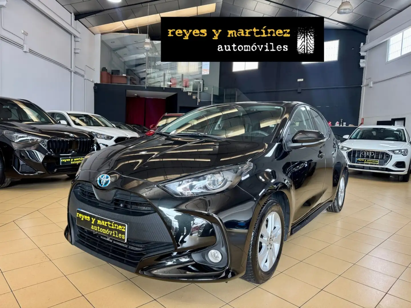 Toyota Yaris 120H 1.5 Business Plus Negro - 1