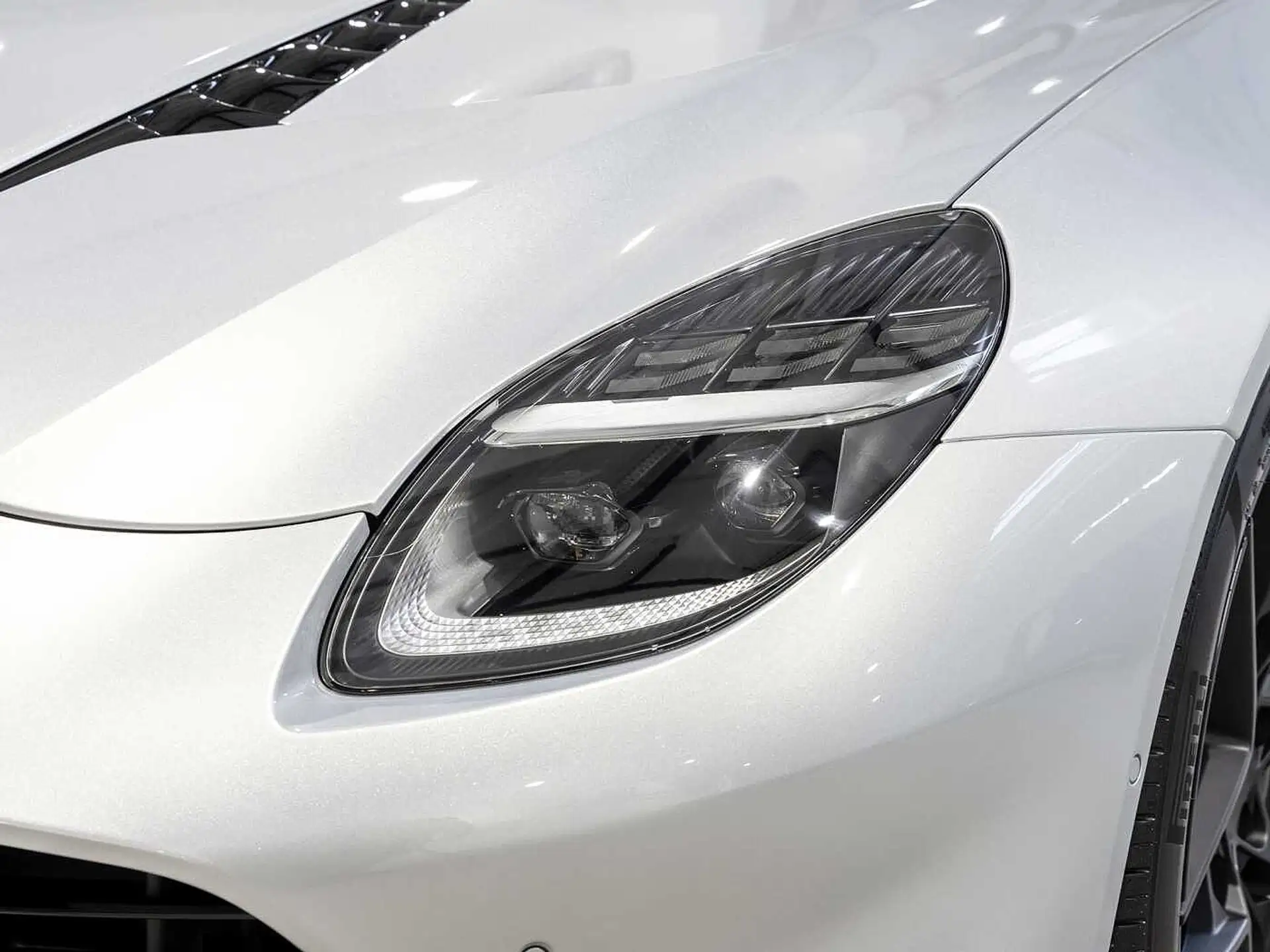 애스턴마틴 뱅퀴시 V12 Vanquish Lightning Silver 2026 화이트 사진 8
