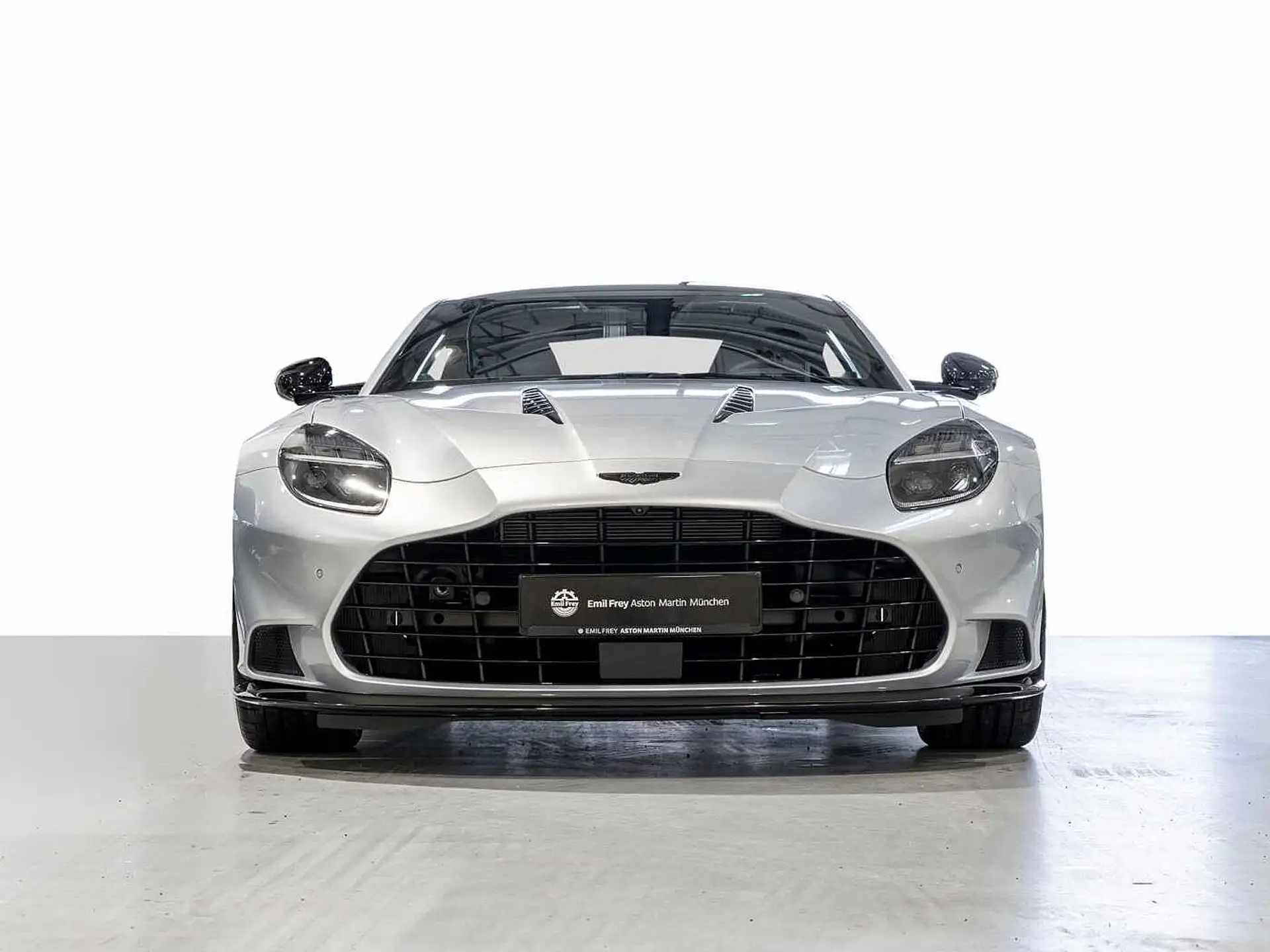 애스턴마틴 뱅퀴시 V12 Vanquish Lightning Silver 2026 화이트 사진 4
