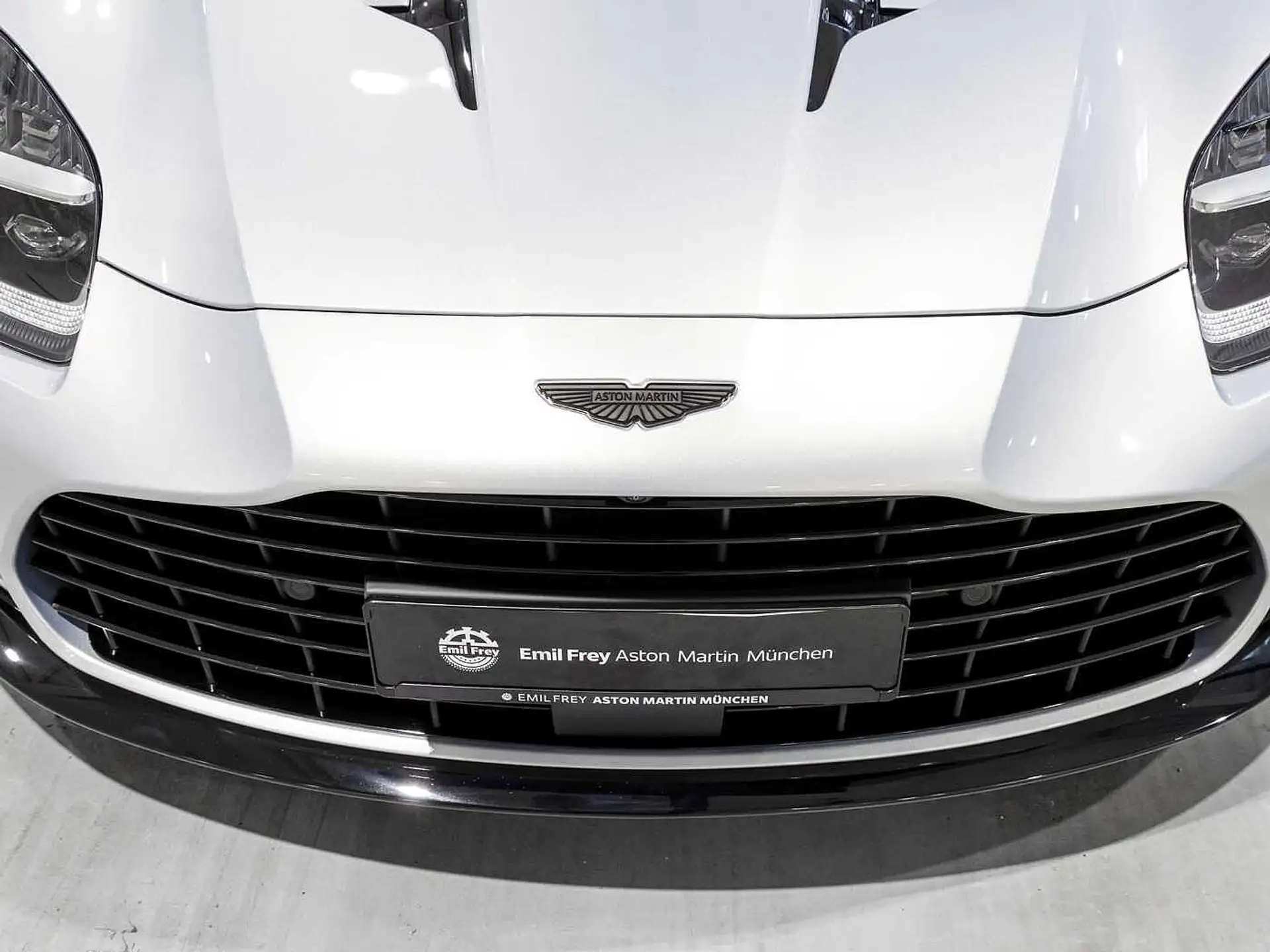 애스턴마틴 뱅퀴시 V12 Vanquish Lightning Silver 2026 화이트 사진 7