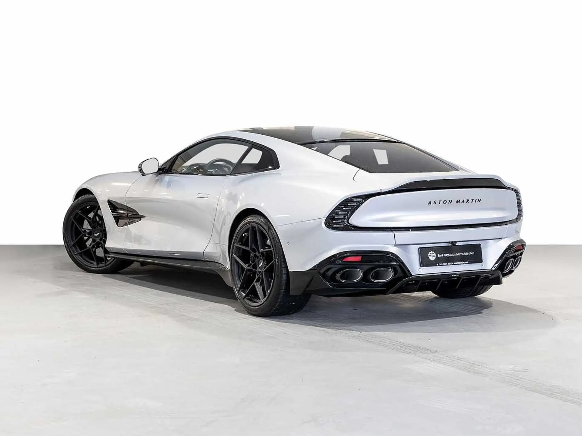 애스턴마틴 뱅퀴시 V12 Vanquish Lightning Silver 2026 화이트 사진 2