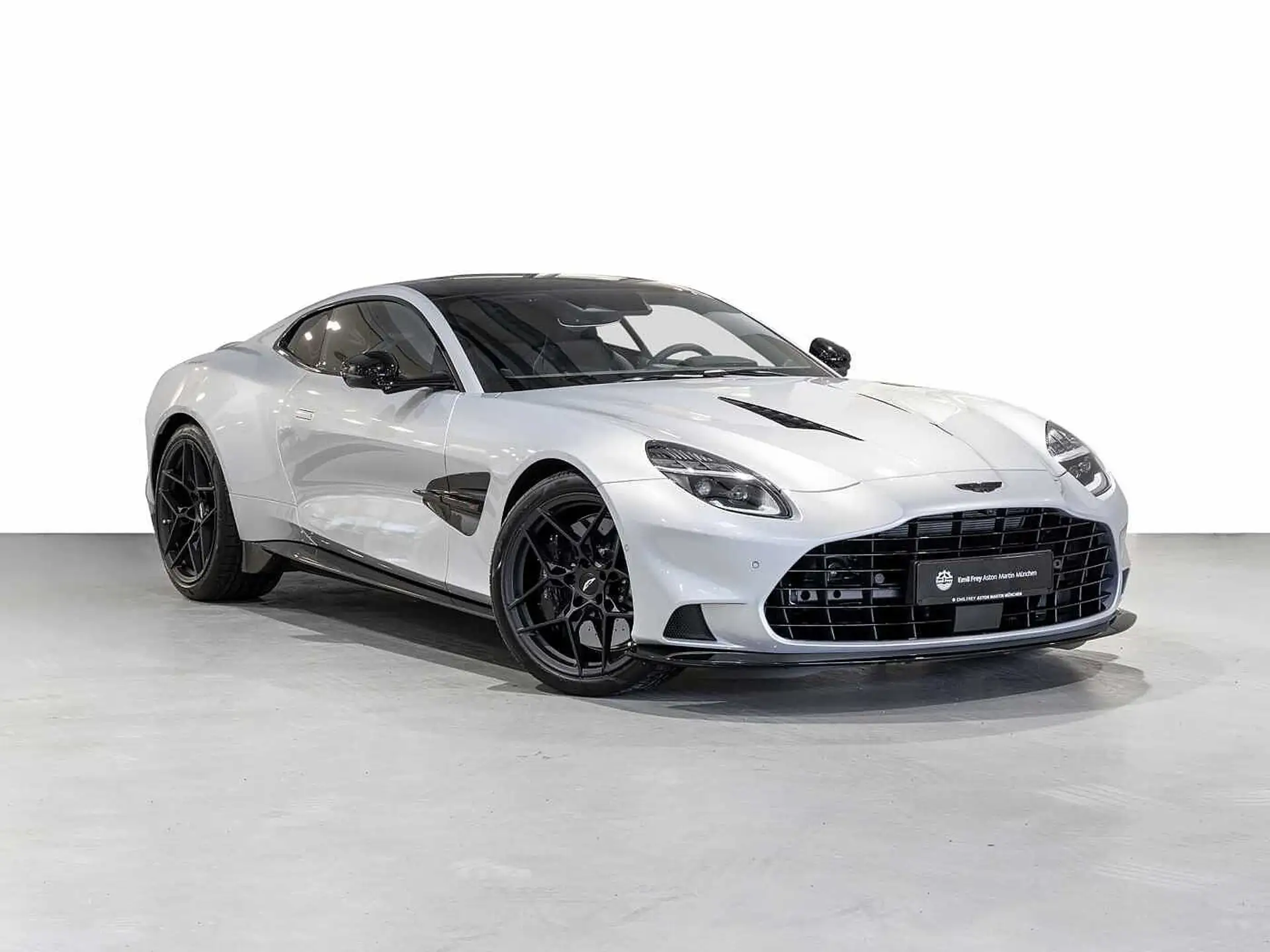애스턴마틴 뱅퀴시 V12 Vanquish Lightning Silver 2026 화이트 사진 1