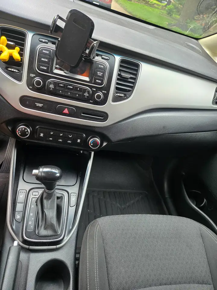 Kia Rondo снимка Kia Rondo
