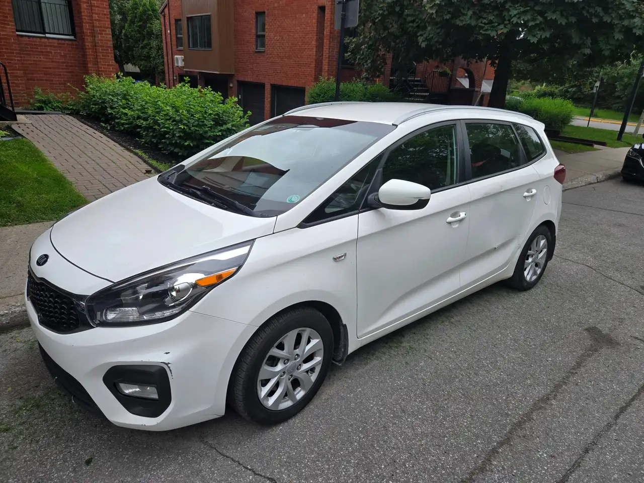 Kia Rondo снимка Kia Rondo