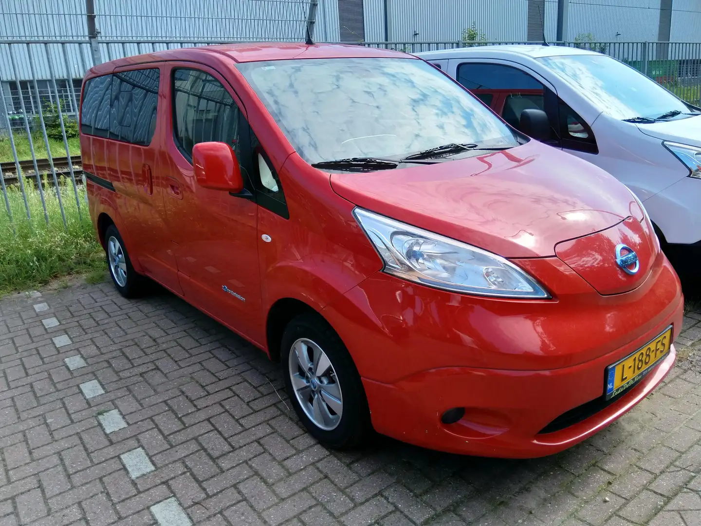 Nissan E-NV200 NV200 Connect Edition Red - 1