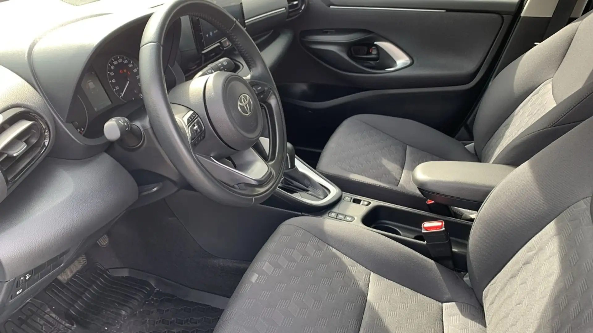 Toyota Yaris 120H 1.5 Active Plus Grau - 2