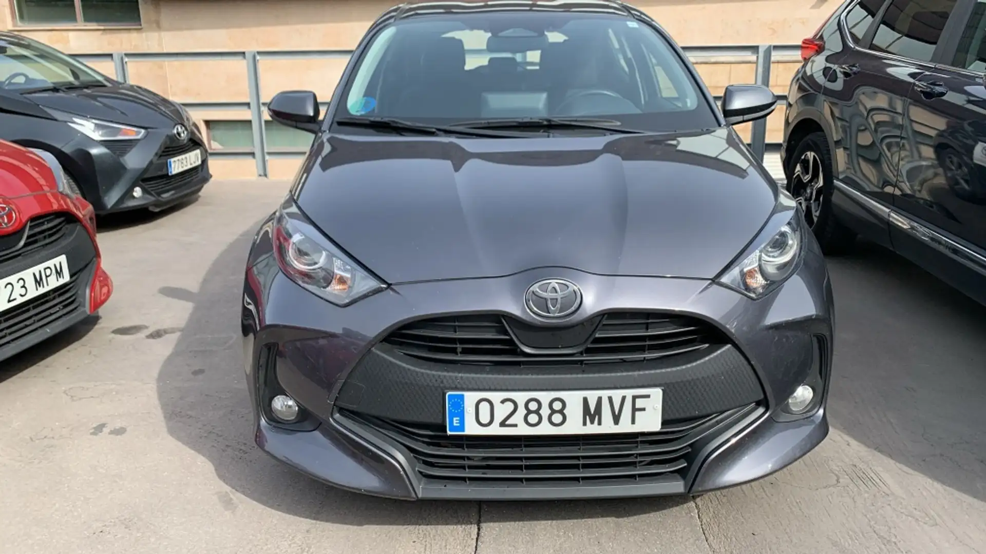 Toyota Yaris 120H 1.5 Active Plus Grau - 1