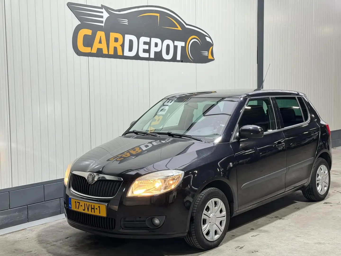 Skoda Fabia 1.2-12V Tour Zwart - 1