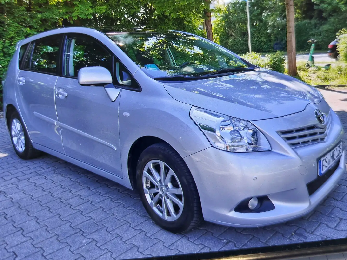 Toyota Verso Verso 1.8 Executive Срібний - 2