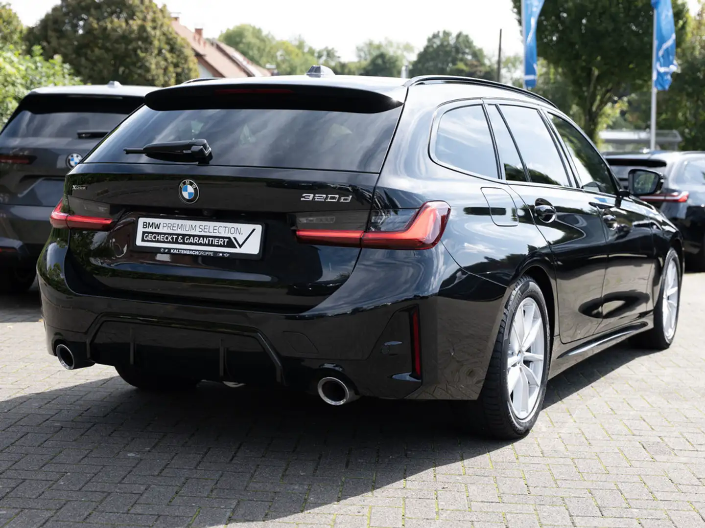 BMW 320 d Touring xDrive M-Sport PANO AHK HUD ACC Schwarz - 2