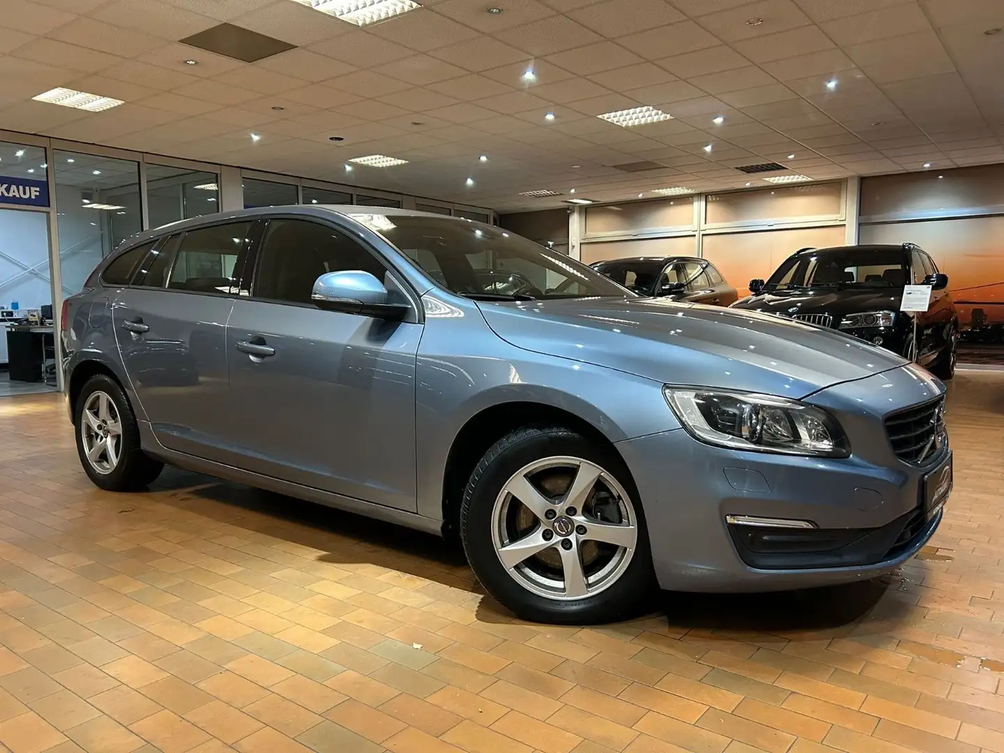 Volvo V60 Kombi Linje Business Blau - 2