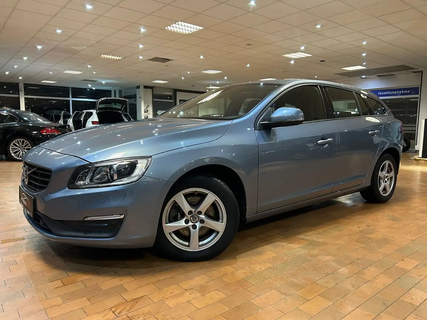 Volvo V60 Kombi Linje Business Blau - 1