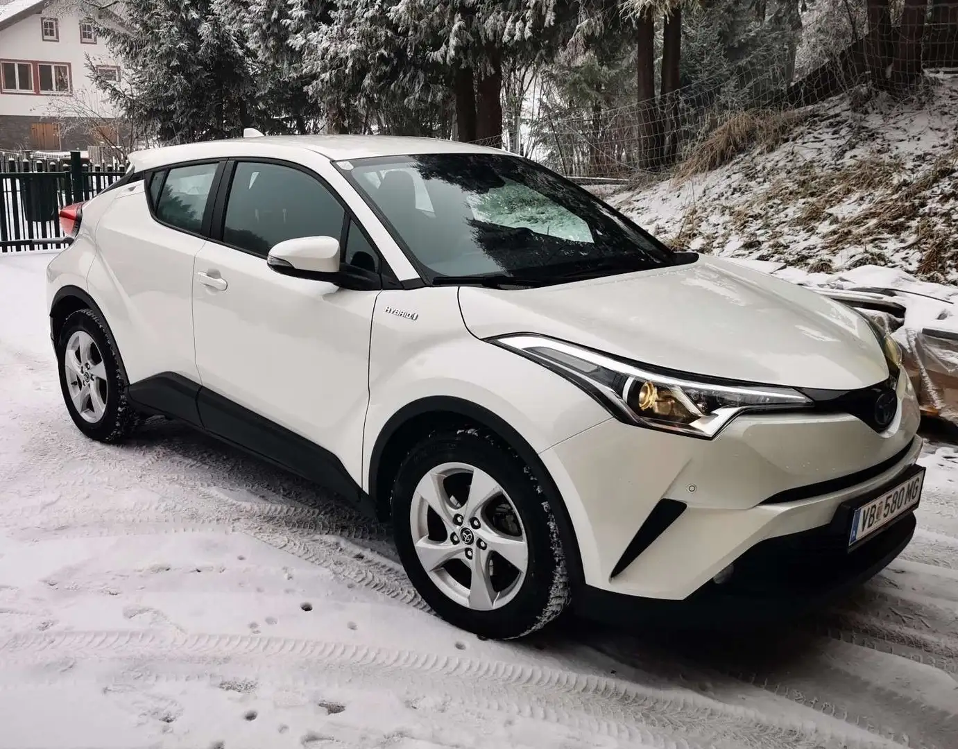 Toyota C-HR 1,8 Hybrid C-HR, Weiß - 1