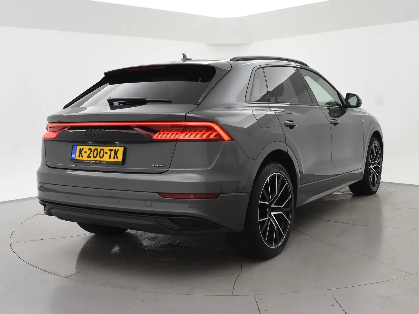 Audi Q8 55 TFSI 3.0 V6T 340 PK + B&O | NACHTZICHT | TV | T Gris - 2
