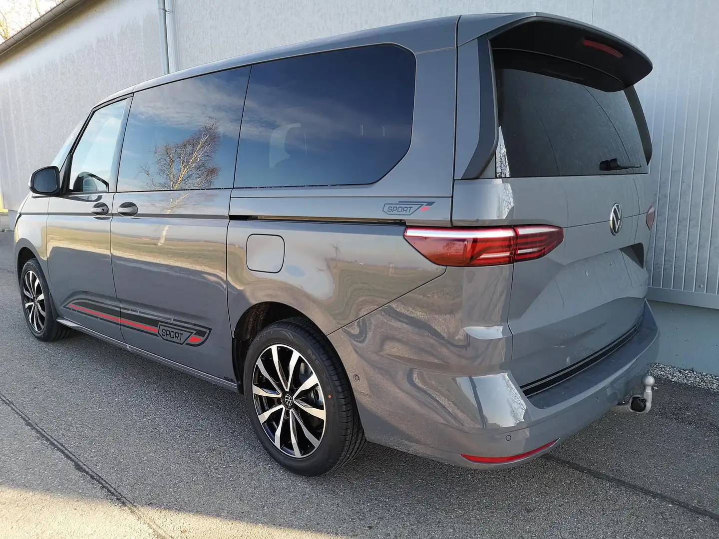 Volkswagen T7 Multivan 2,0TDI DSG Sport Edition Premium LÜ 7 Sitzer Grijs - 2