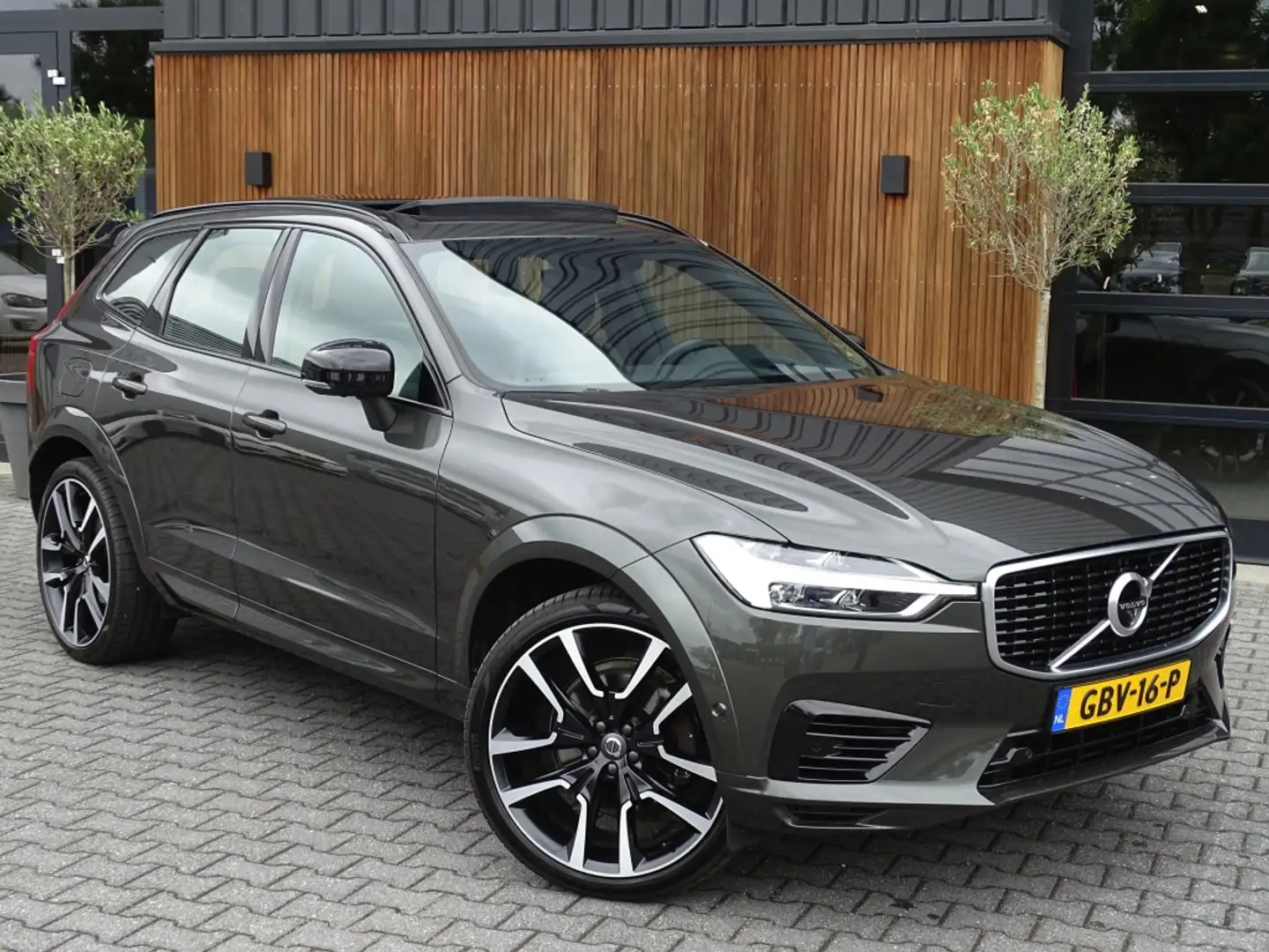 Volvo XC60 T8 407PK AWD / Inscription / panoramadak / 360° / Grijs - 2