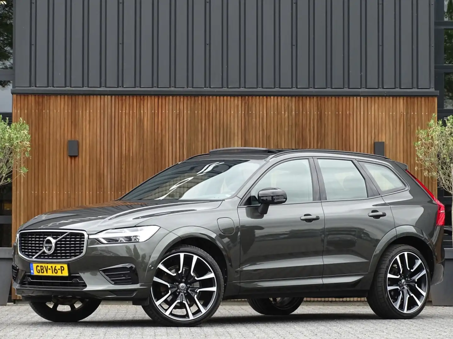 Volvo XC60 T8 407PK AWD / Inscription / panoramadak / 360° / Grijs - 1