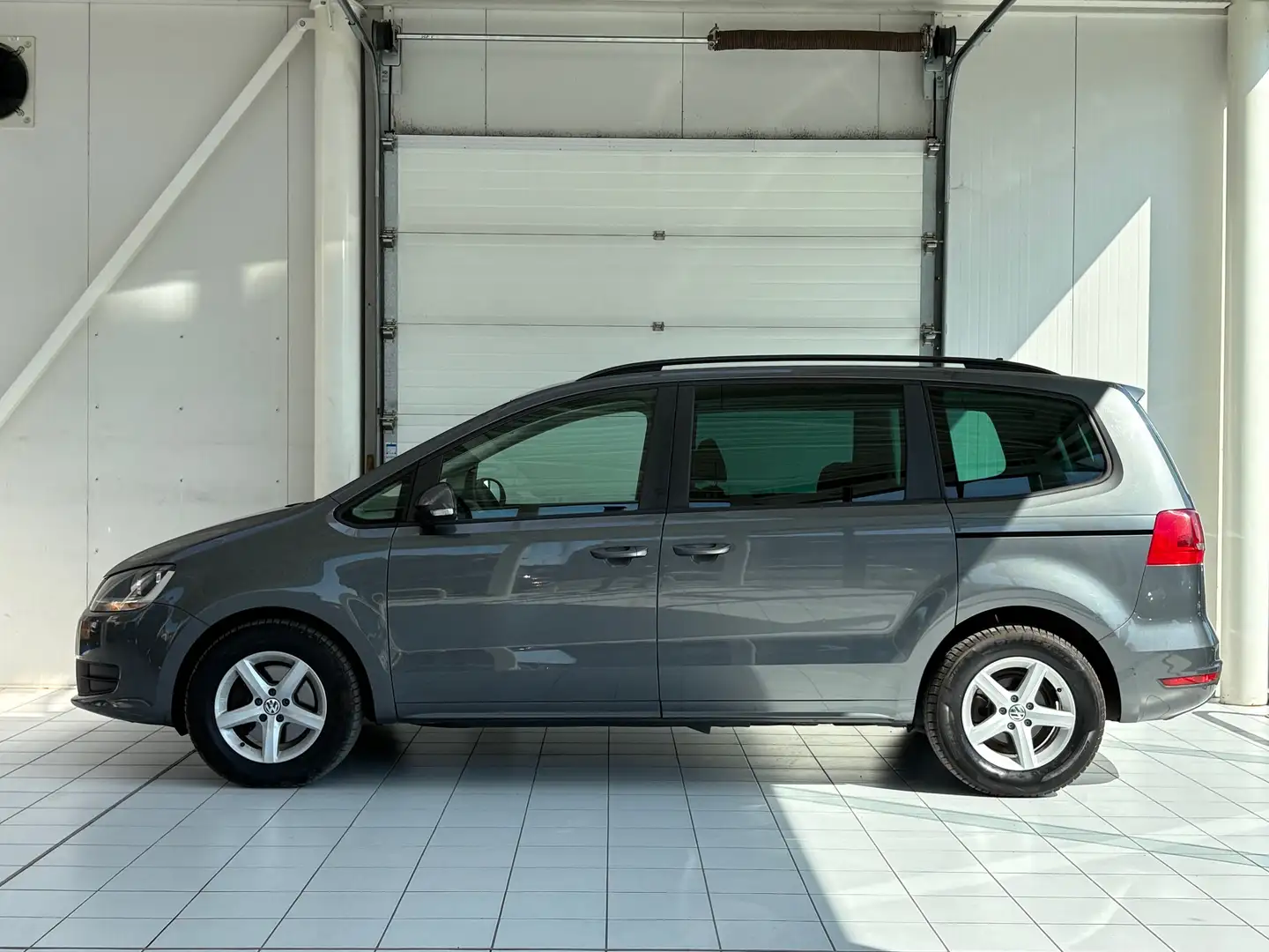 Volkswagen Sharan 2.0 TDi * 7 PLACES * AUTO * GPS * PDC * 1ER PROP* Gris - 2