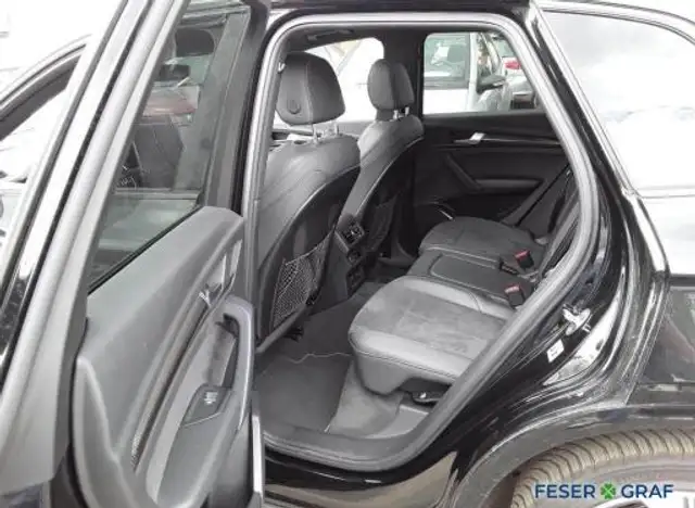 Audi SQ5 view 7
