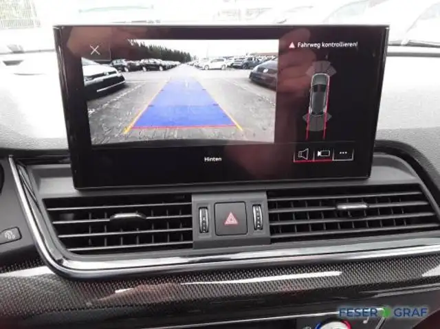 Audi SQ5 view 9
