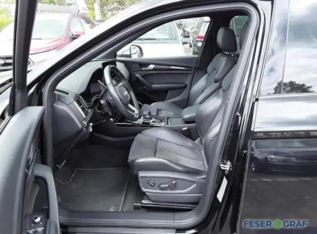 Audi SQ5 view 6