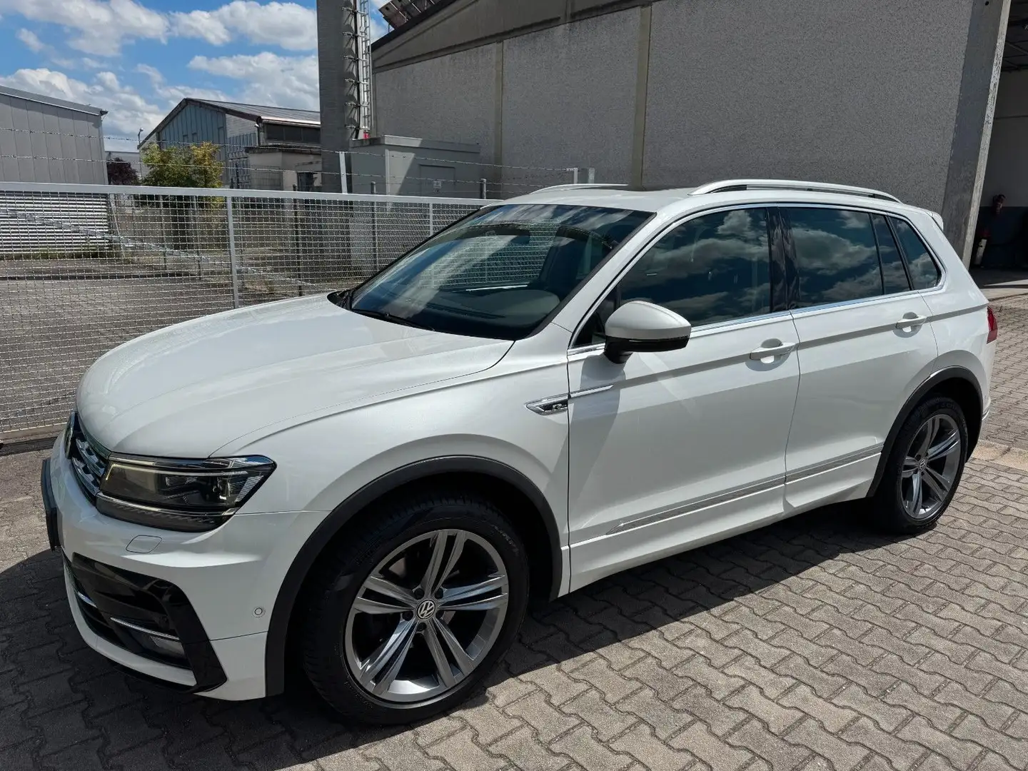 Volkswagen Tiguan 2.0 TDI Highline 4Mot.R-LINE°AHK°DSG°LED° Weiß - 1