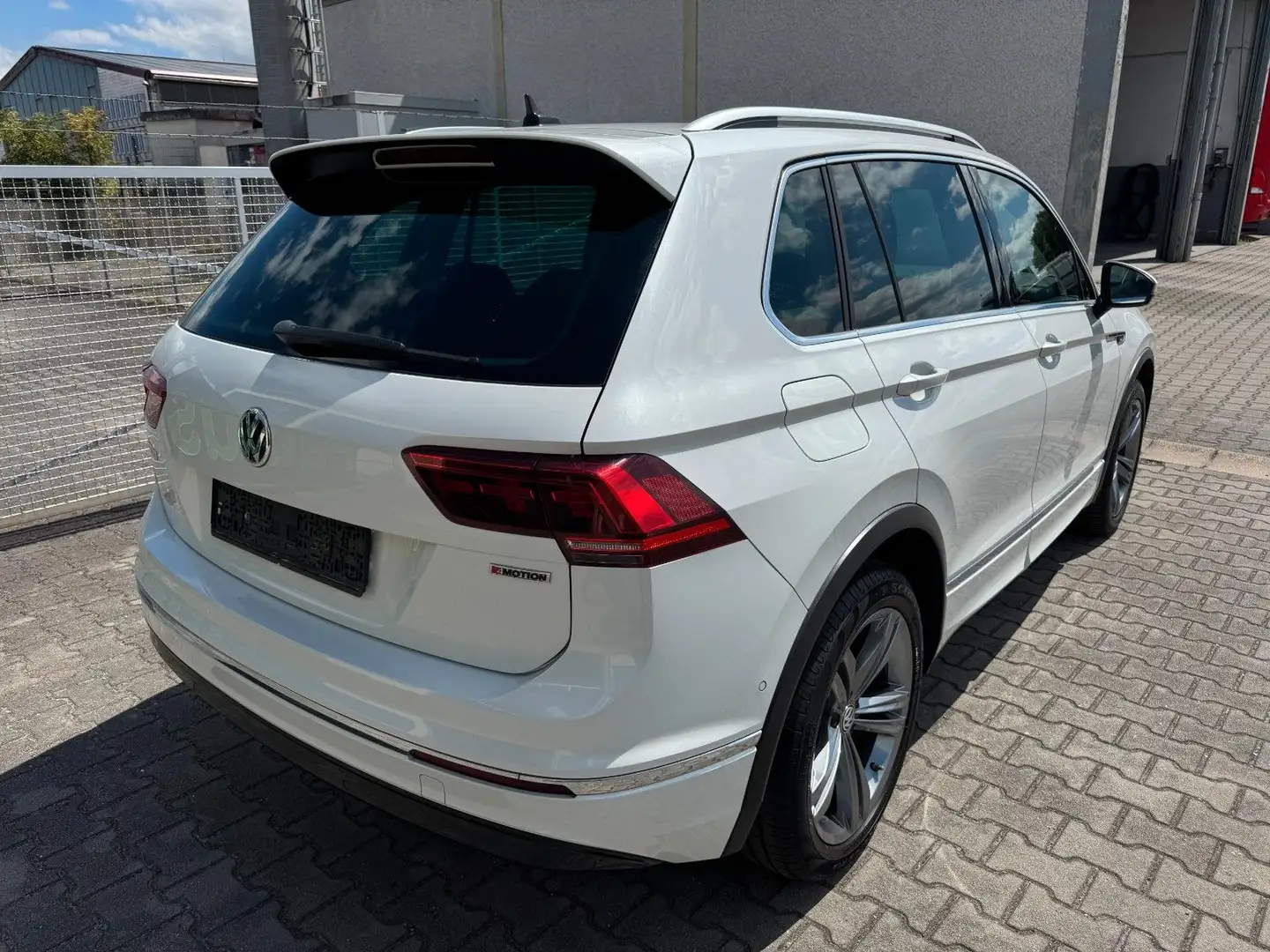 Volkswagen Tiguan 2.0 TDI Highline 4Mot.R-LINE°AHK°DSG°LED° Weiß - 2
