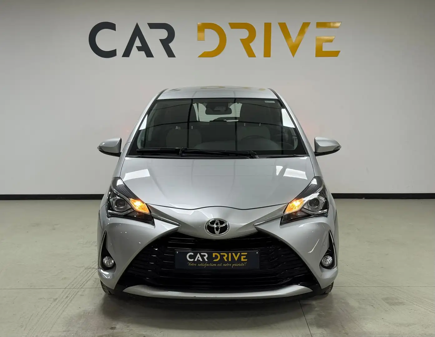Toyota Yaris 1.5i B AUTO/CAMERA/CAPTEURS/CRUISE ADAPT/1ER PROP Argent - 2