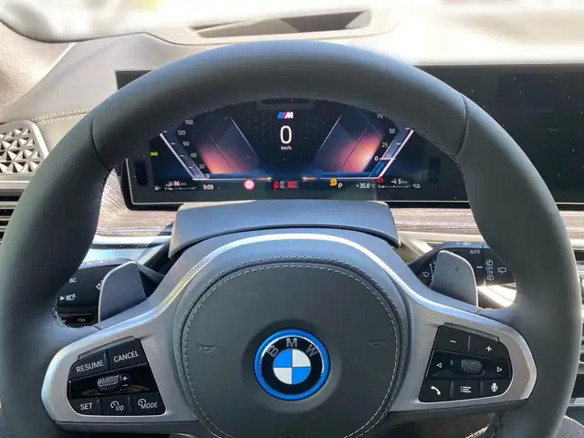 BMW X5 view 8