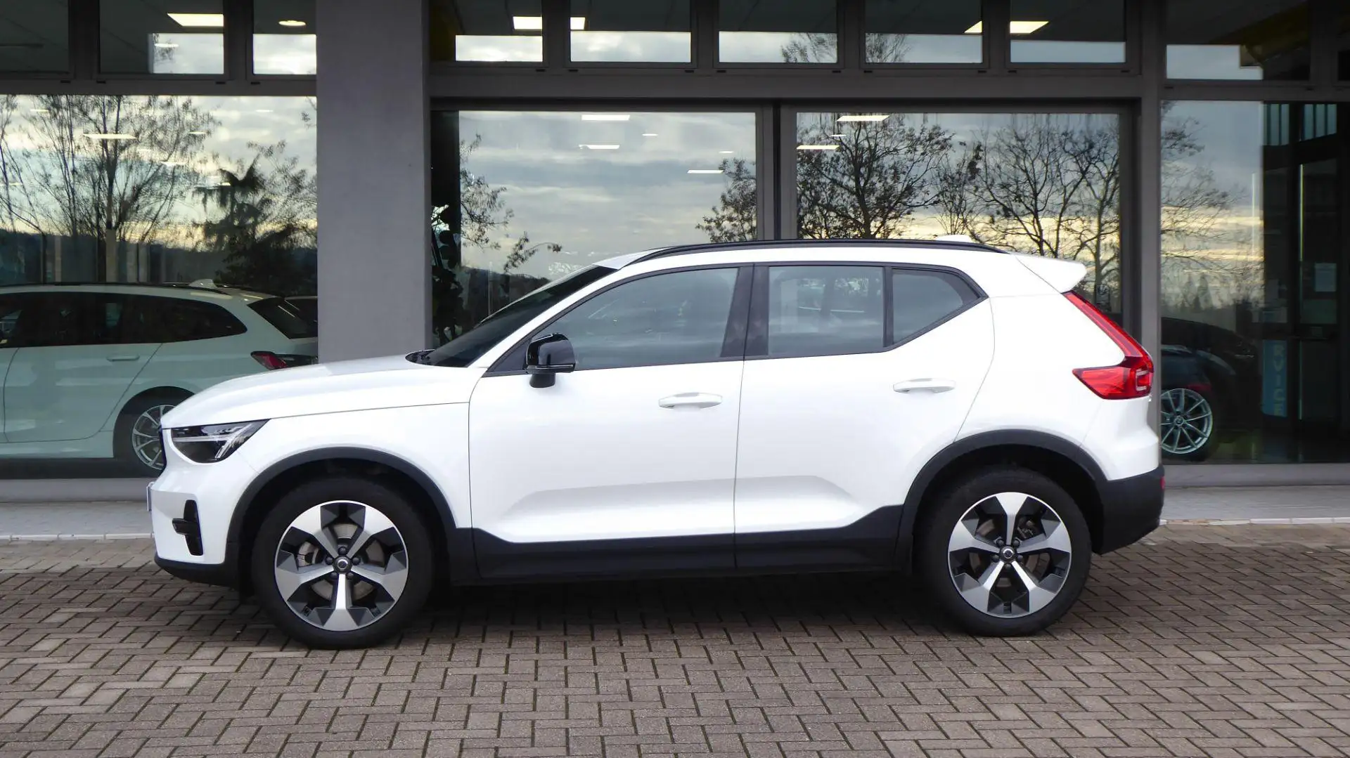 Volvo XC40 B3 automatico Plus Dark Bianco - 2