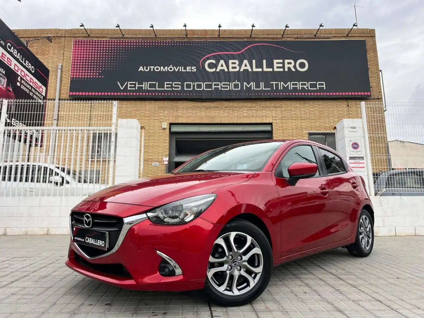 Mazda 2 1.5 Lux. Safety White Navy 66kW Rojo - 1