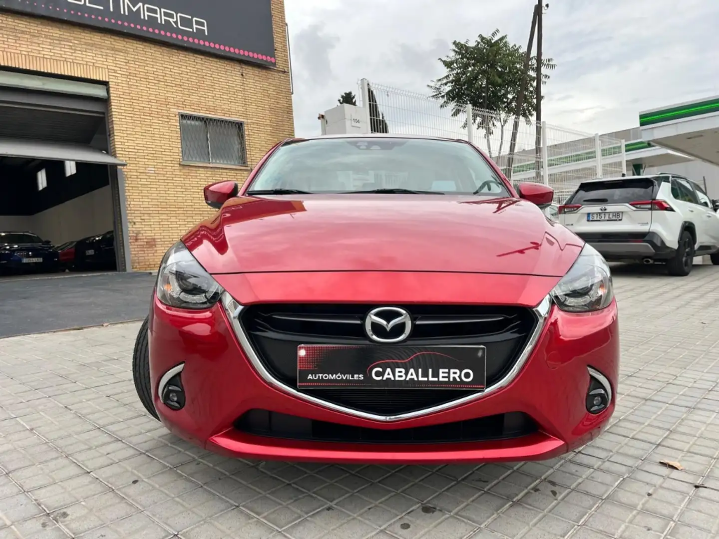 Mazda 2 1.5 Lux. Safety White Navy 66kW Rojo - 2