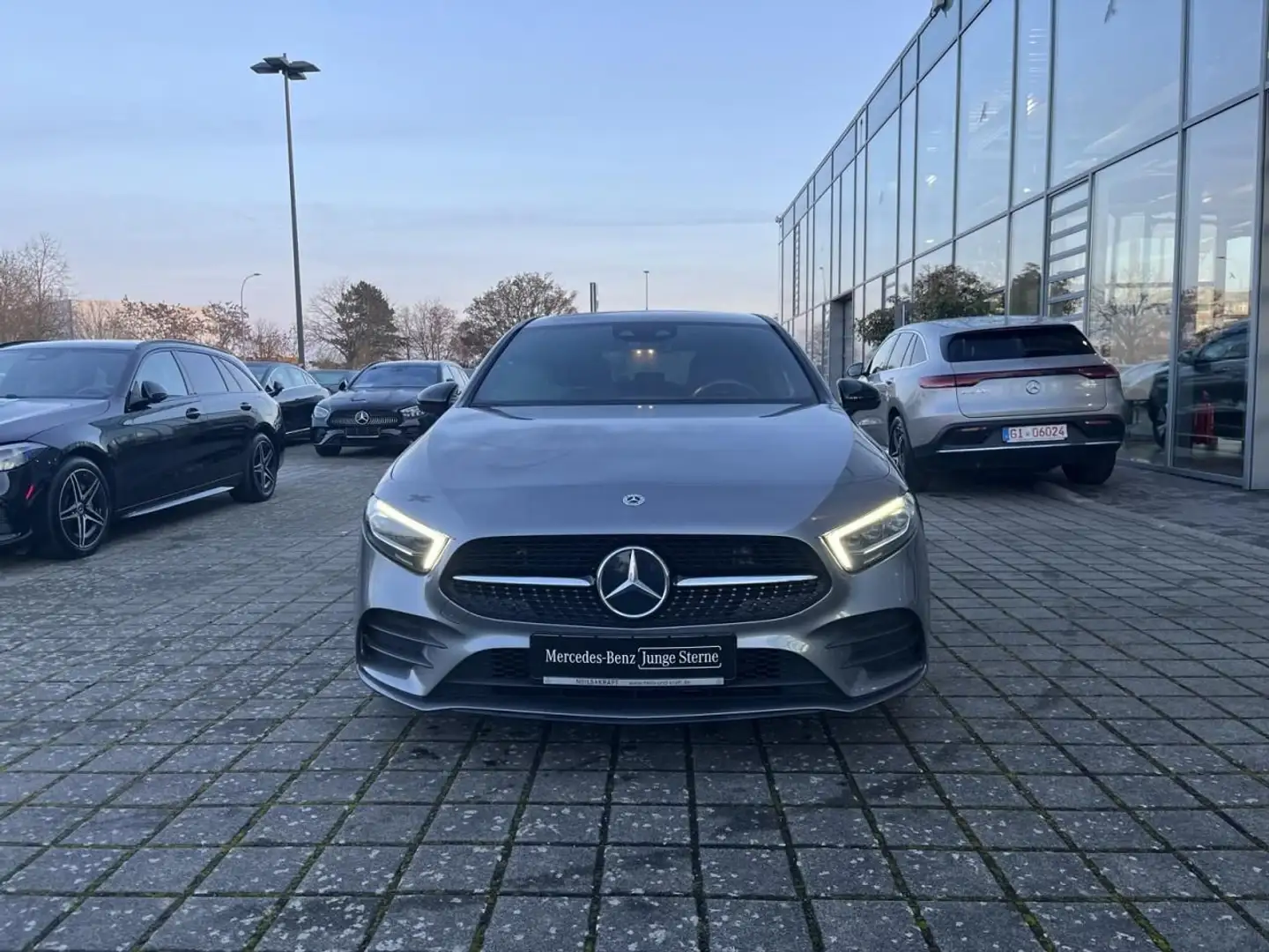 Mercedes-Benz A 200 Kompaktlimousine AMG+NIGHT+MULTIBEAM+TOTW Grau - 2