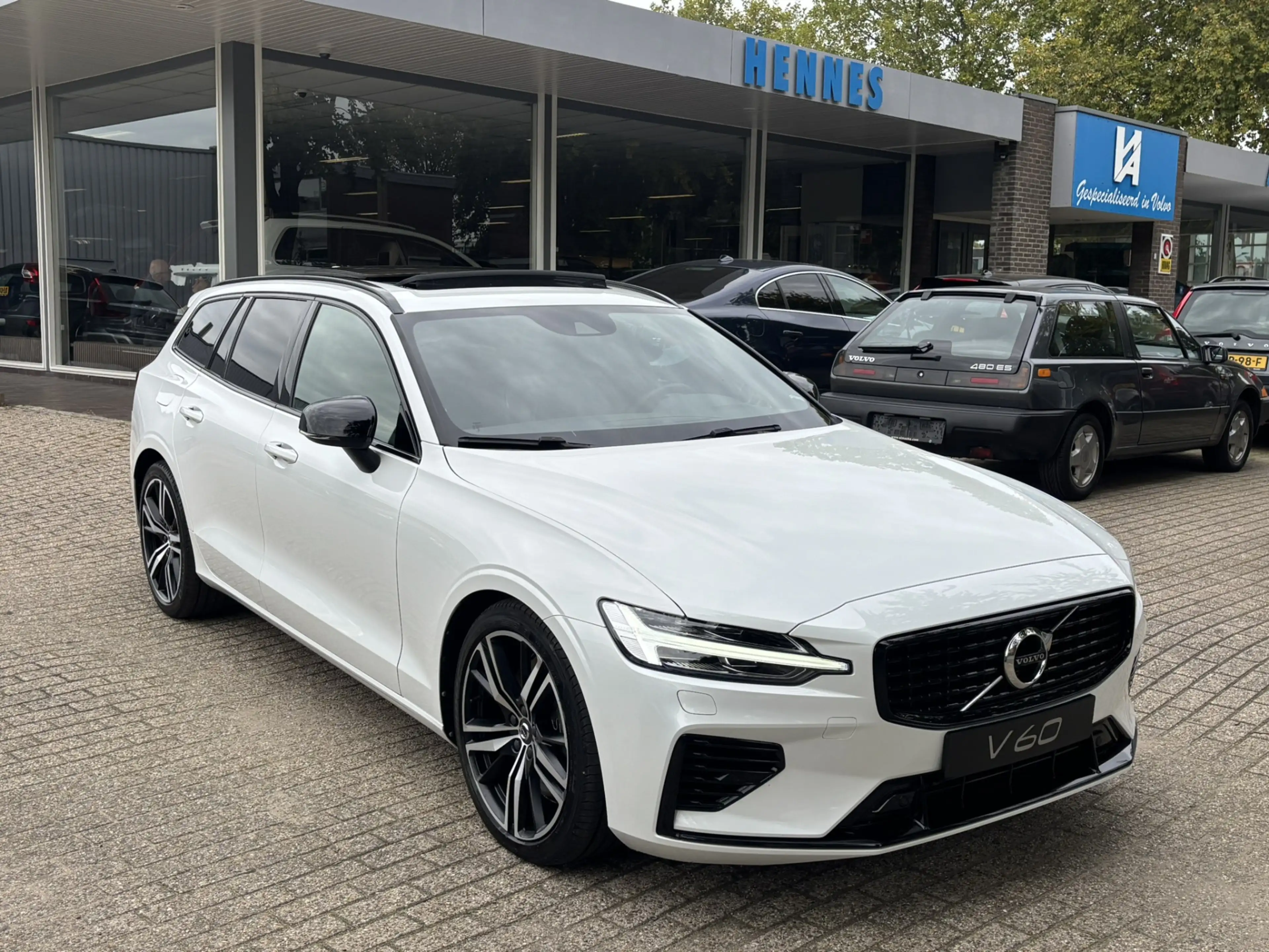 Volvo V60 T6 Recharge AWD R-Design Pano Keyless Pilot Assist — photo 7