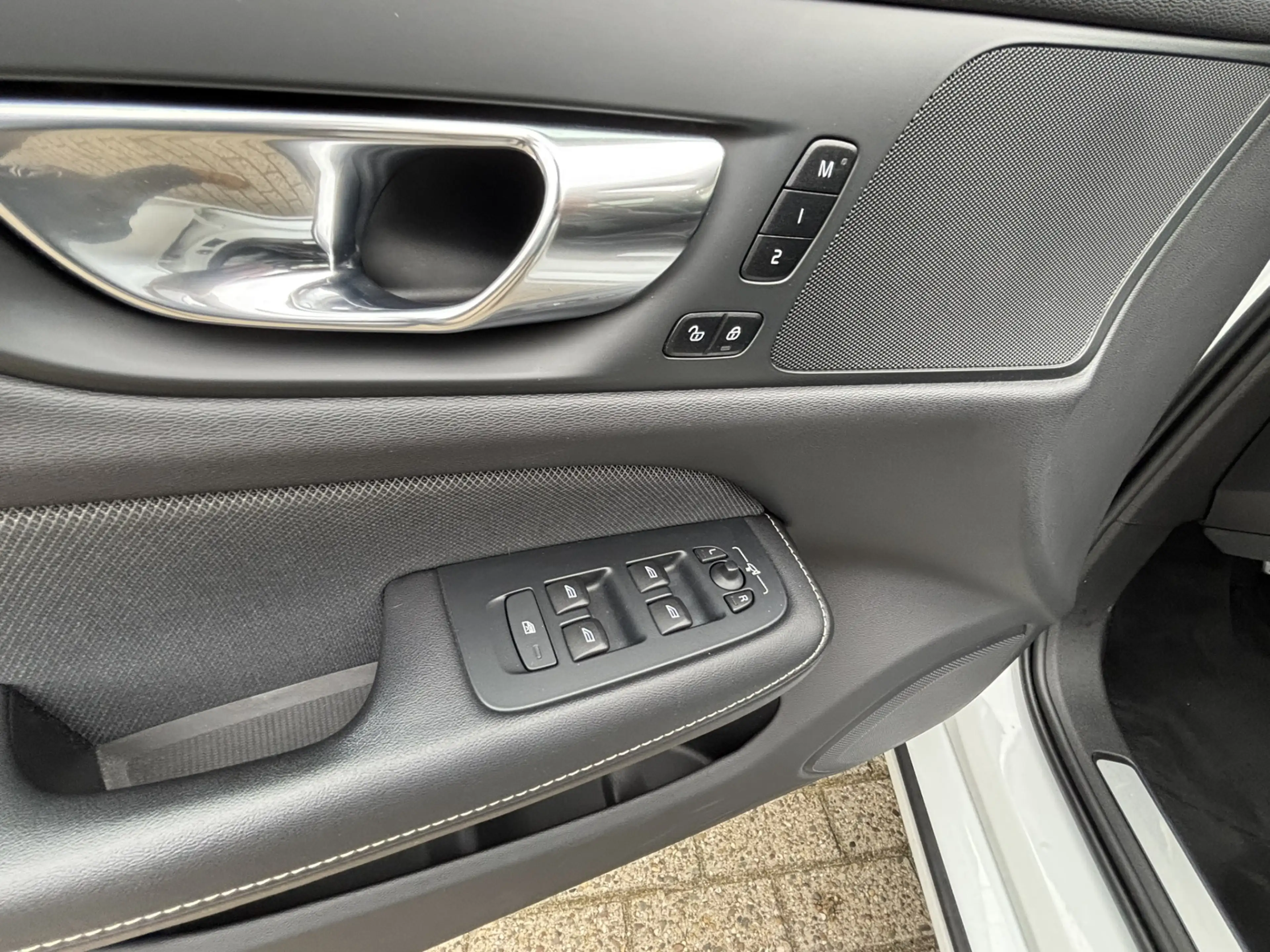 Volvo V60 T6 Recharge AWD R-Design Pano Keyless Pilot Assist — photo 20