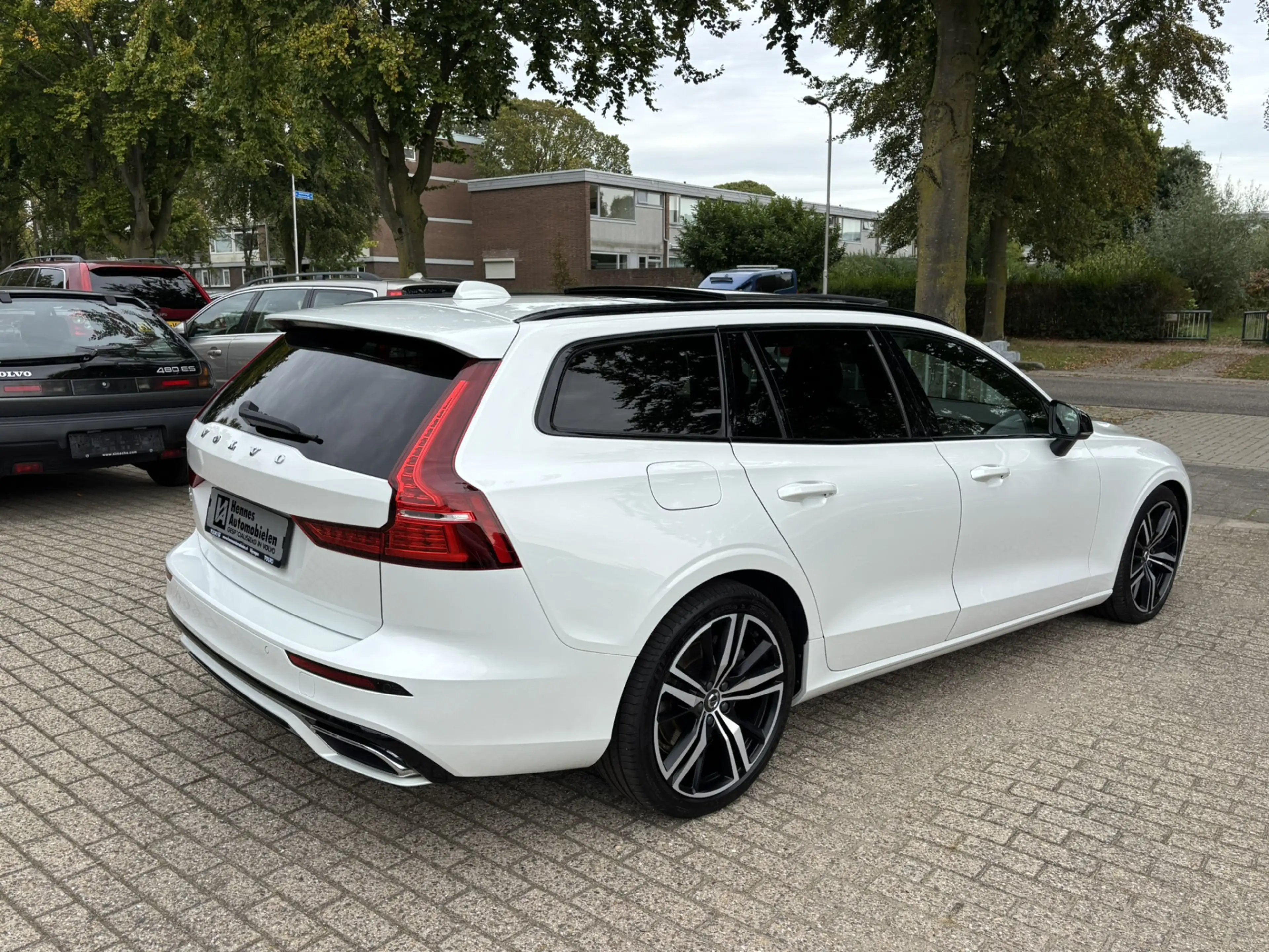 Volvo V60 T6 Recharge AWD R-Design Pano Keyless Pilot Assist — photo 3