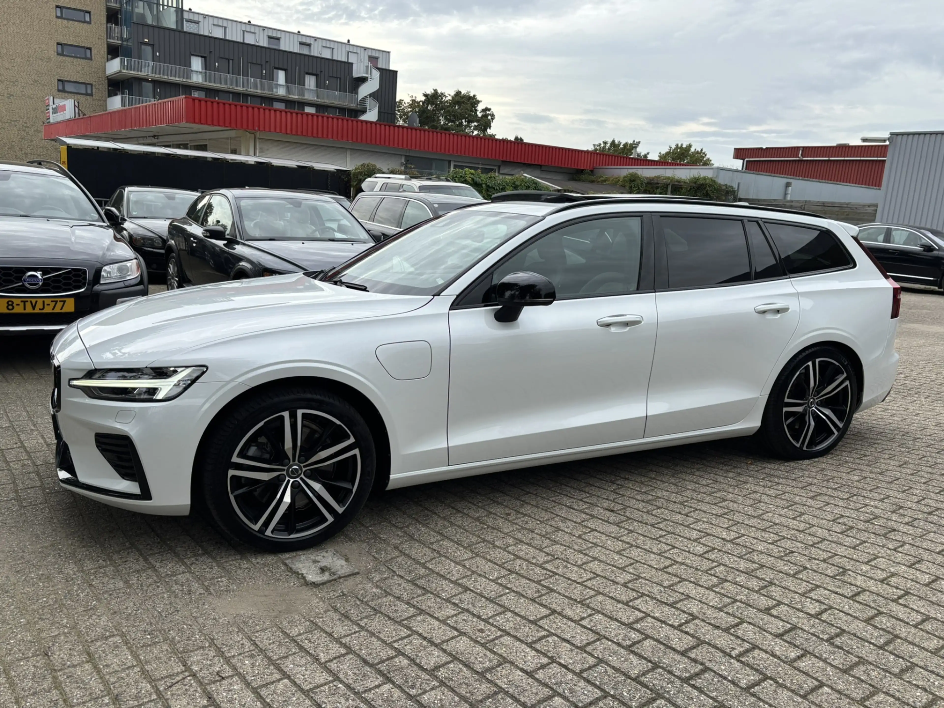 Volvo V60 T6 Recharge AWD R-Design Pano Keyless Pilot Assist — photo 25