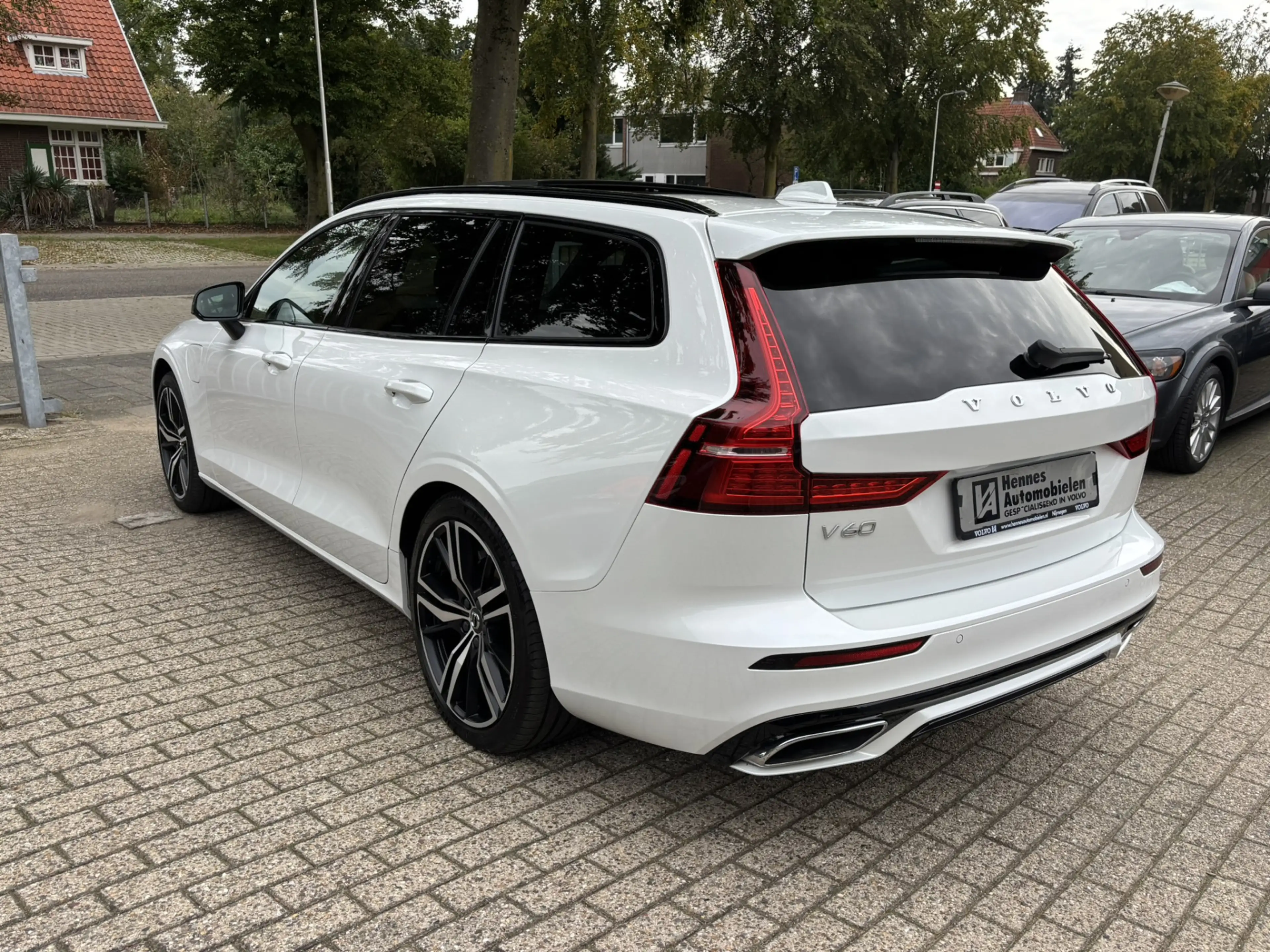 Volvo V60 T6 Recharge AWD R-Design Pano Keyless Pilot Assist — photo 6