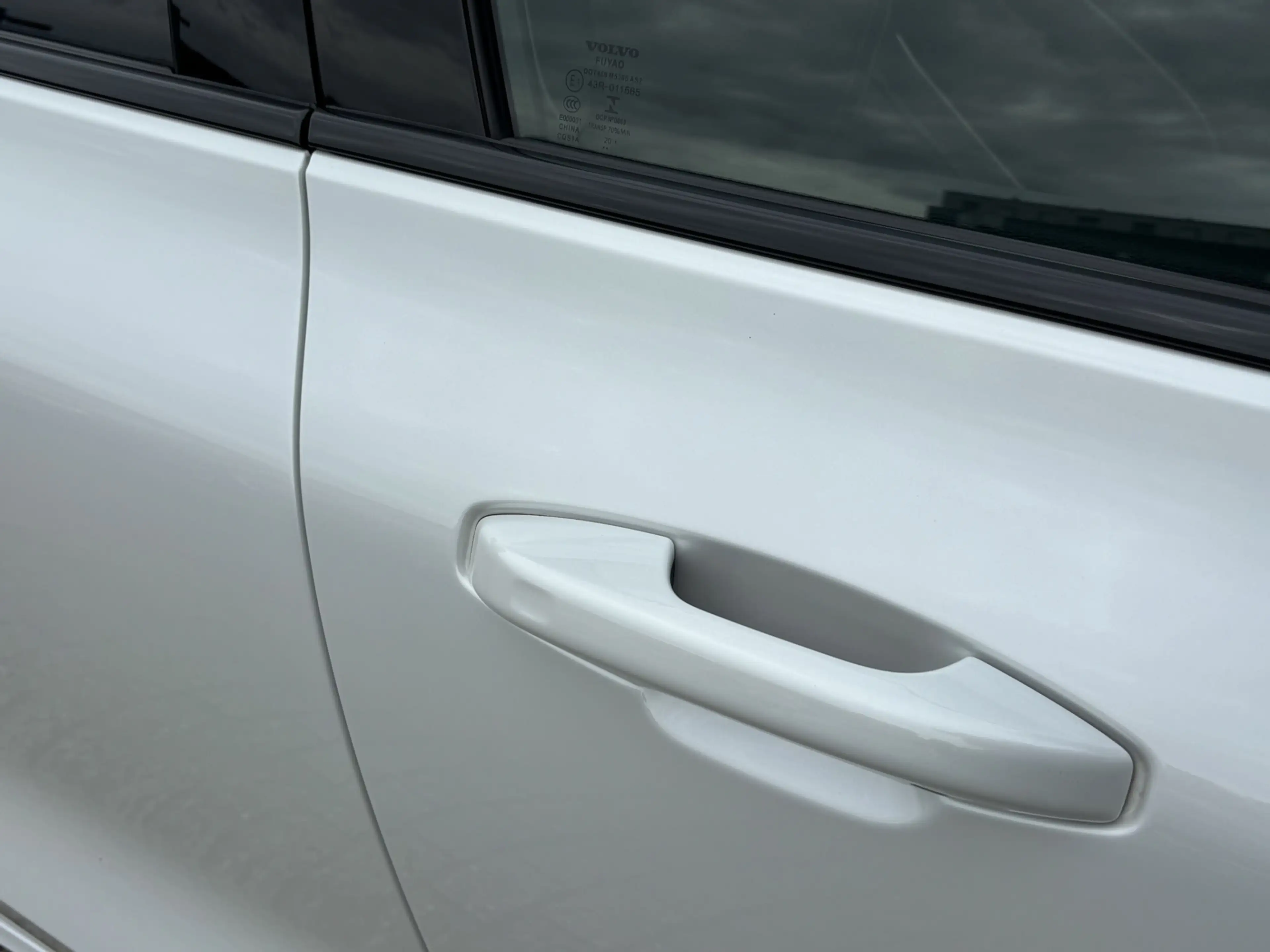 Volvo V60 T6 Recharge AWD R-Design Pano Keyless Pilot Assist — photo 15