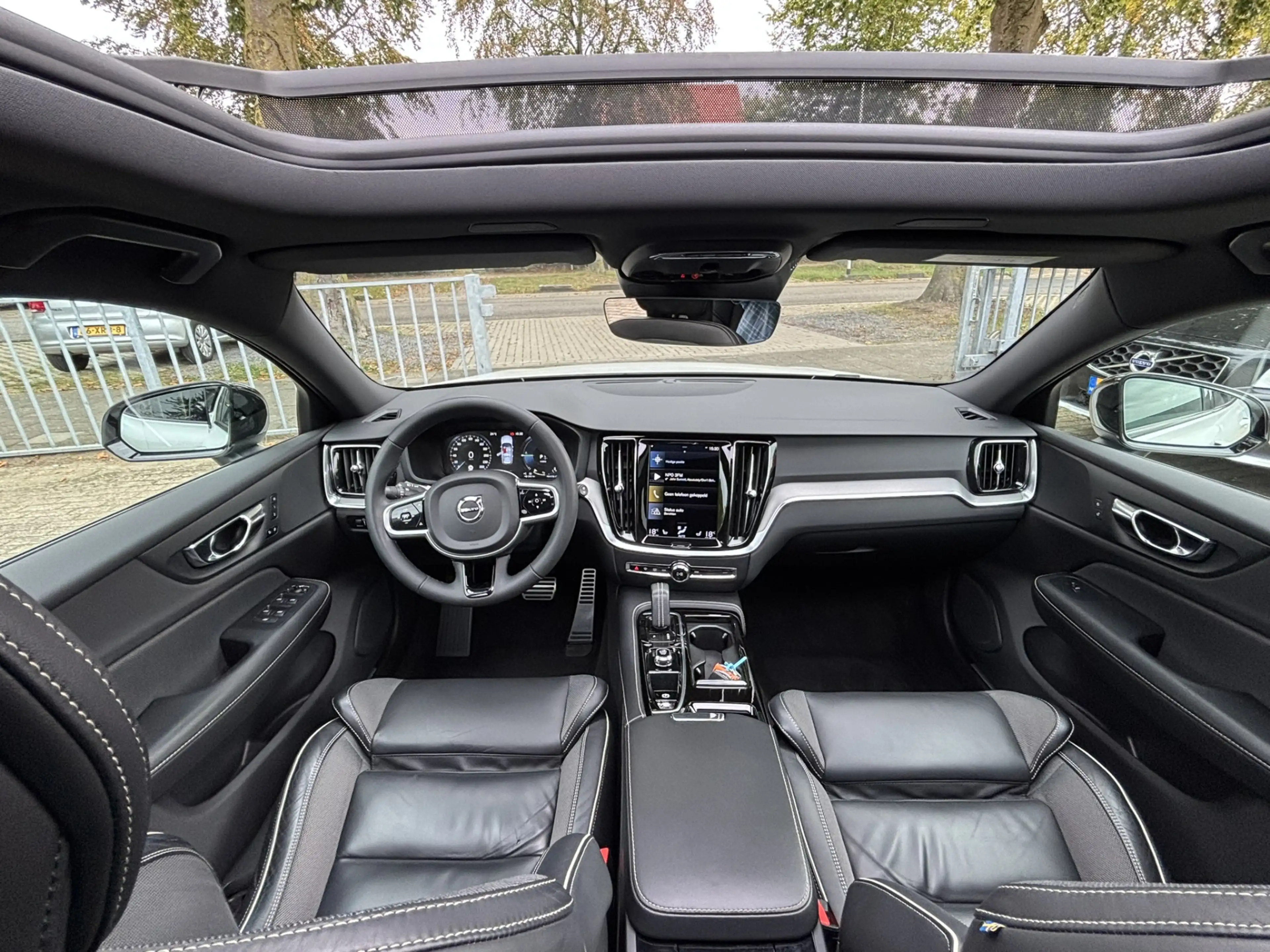 Volvo V60 T6 Recharge AWD R-Design Pano Keyless Pilot Assist — photo 2