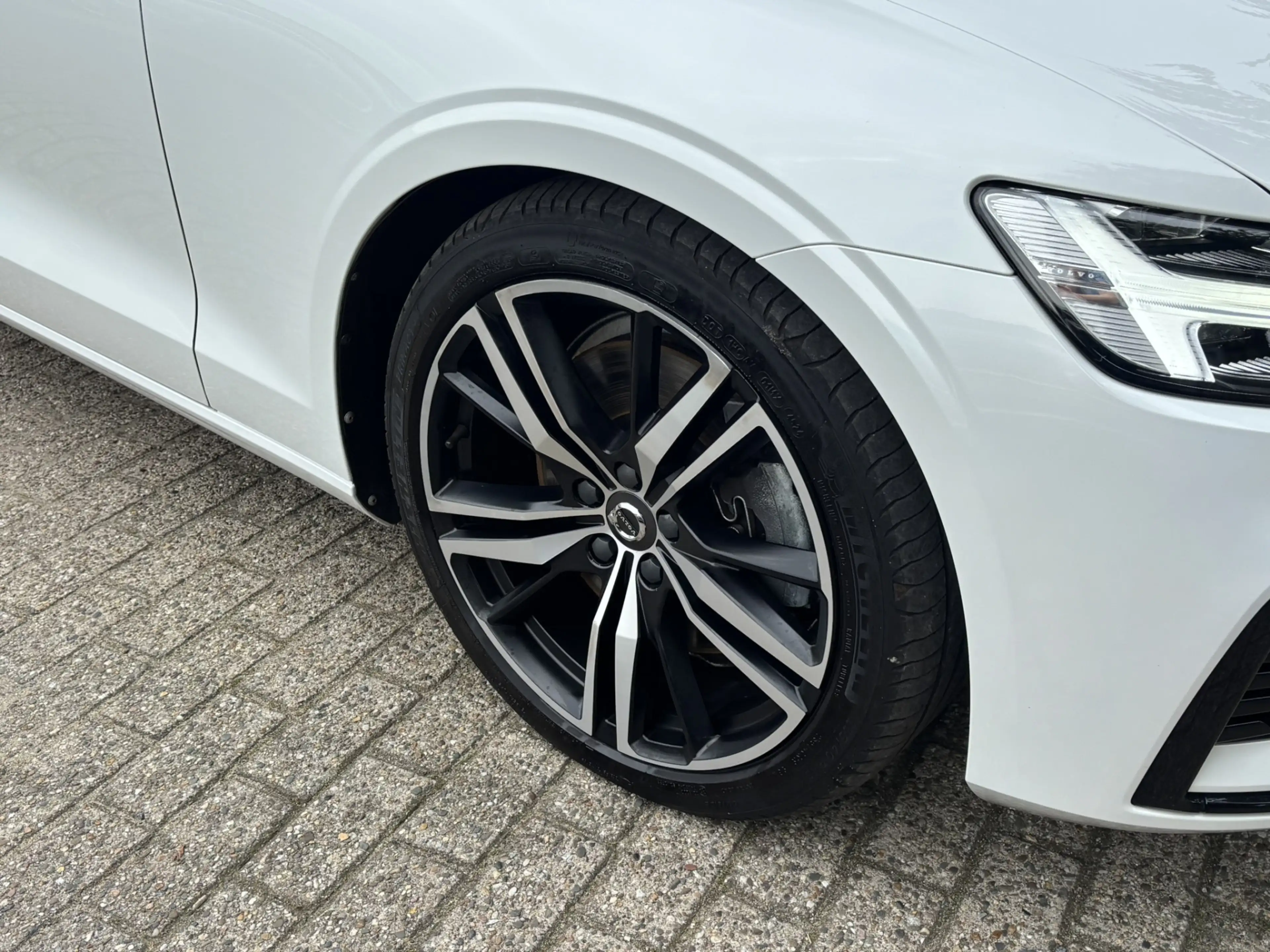 Volvo V60 T6 Recharge AWD R-Design Pano Keyless Pilot Assist — photo 13