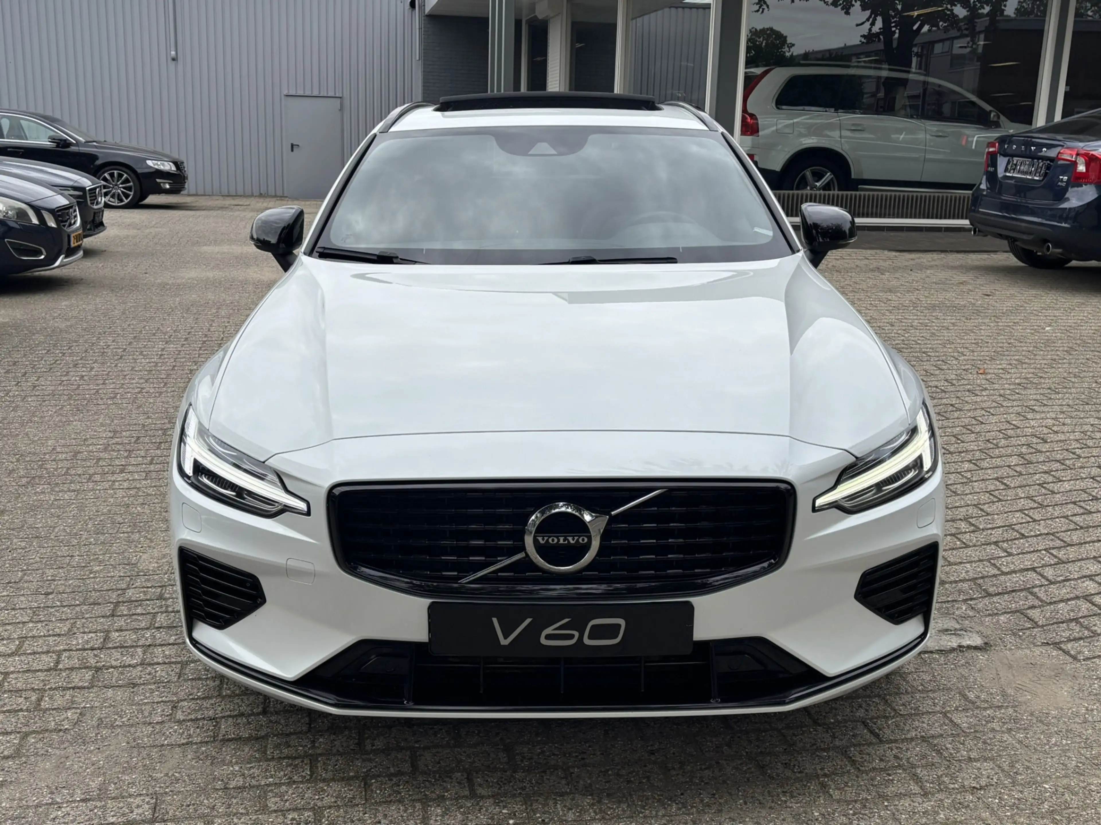 Volvo V60 T6 Recharge AWD R-Design Pano Keyless Pilot Assist — photo 8