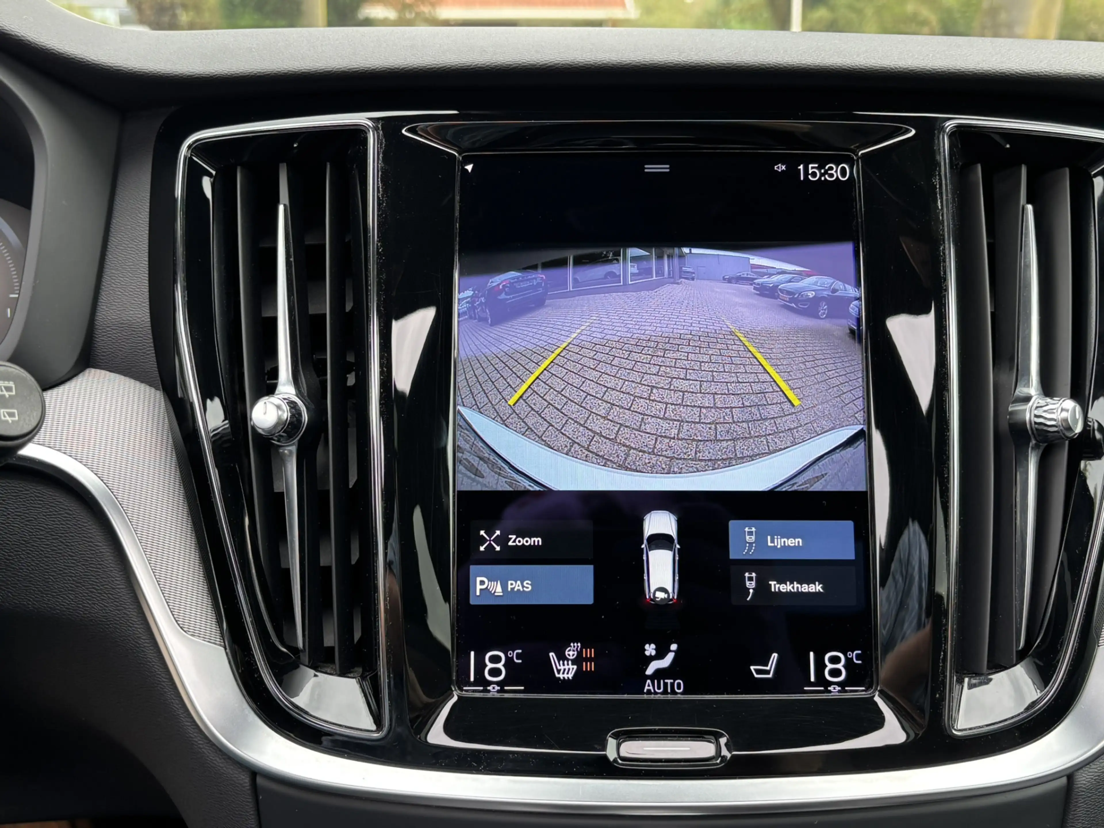 Volvo V60 T6 Recharge AWD R-Design Pano Keyless Pilot Assist — photo 9