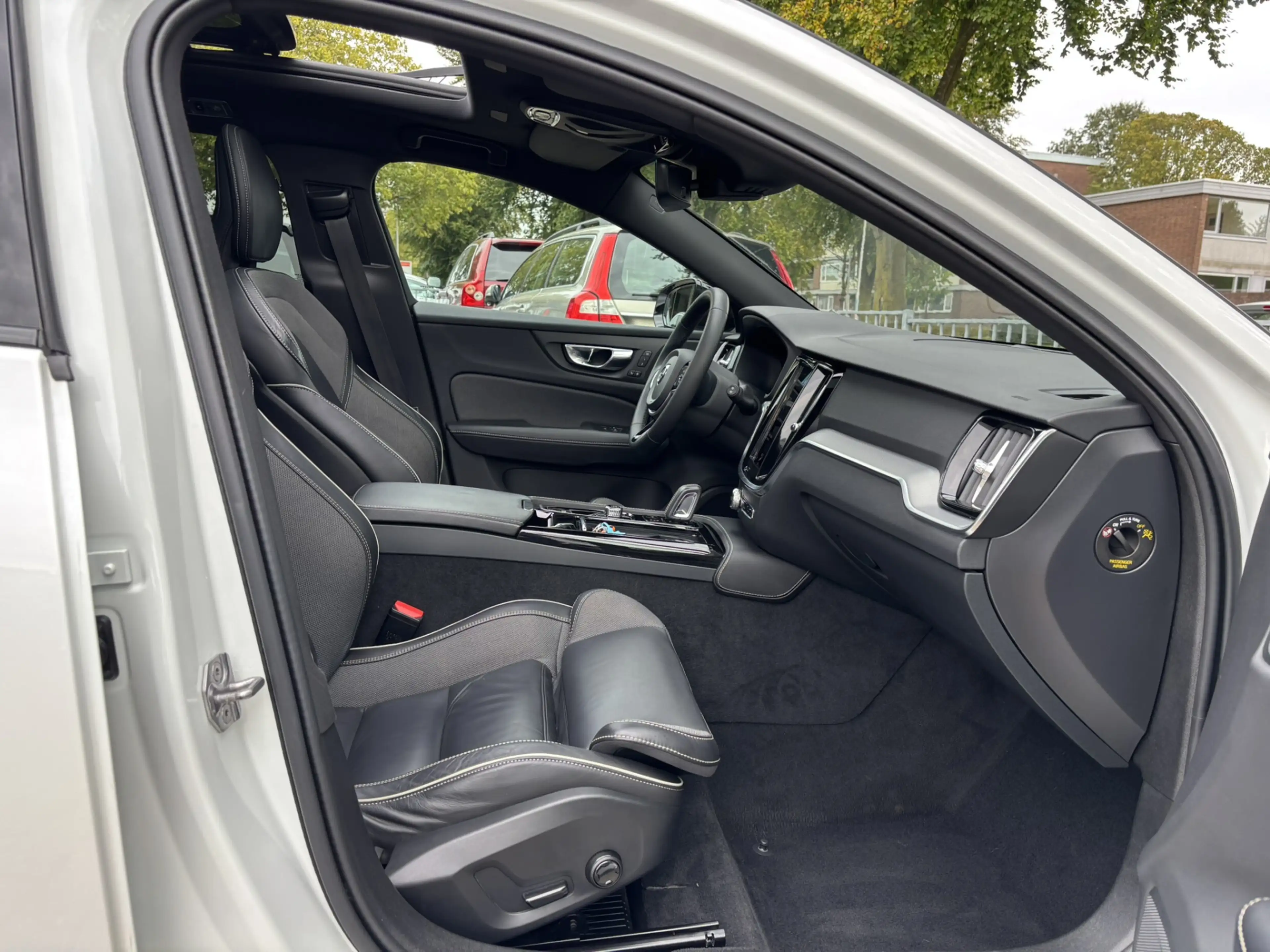 Volvo V60 T6 Recharge AWD R-Design Pano Keyless Pilot Assist — photo 17