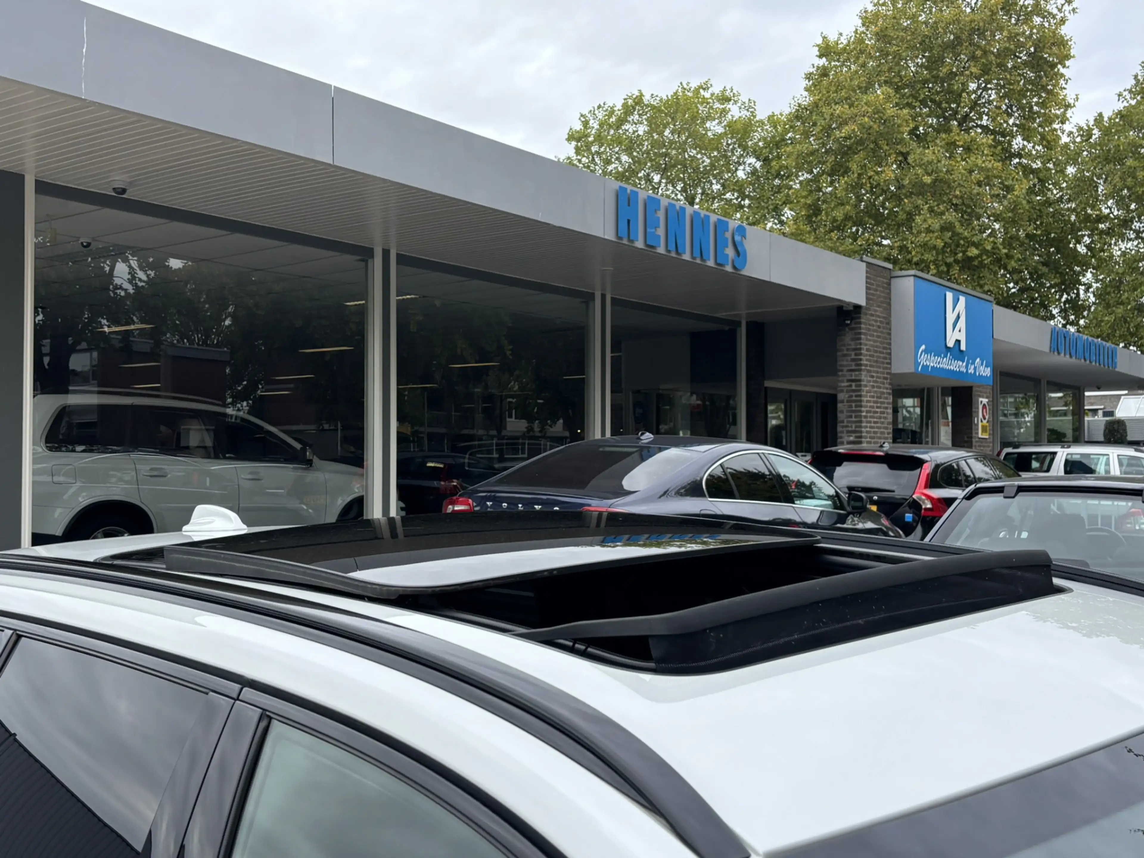 Volvo V60 T6 Recharge AWD R-Design Pano Keyless Pilot Assist — photo 14